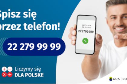 Po lewej stronie grafiki jest napis: Spisz się przez telefon i numer telefonu 22 279 99 99. Po prawej stronie jest mężczyzna, który trzyma w dłoni telefon i wskazuje na jego wyświetlacz. Na ekranie telefonu widać napis infolinia spisowa i numer telefonu. Na dole grafiki są cztery małe koła ze znakami dodawania, odejmowania, mnożenia i dzielenia, obok nich napis: Liczymy się dla Polski! W prawym dolnym rogu jest logotyp spisu: dwa nachodzące na siebie pionowo koła, GUS, pionowa kreska, NSP 2021.